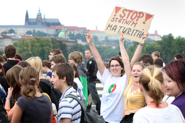 Sněmovna zamítla návrh na zrušení státních maturit. 