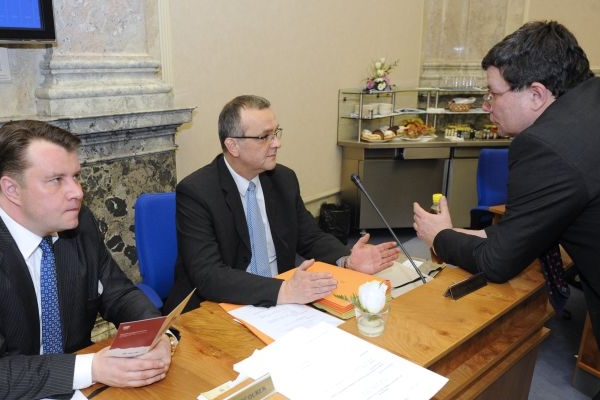 Ministři Kalousek a Vondra jsou, ač to tak často nevypadá, stále členy jedné vlády.