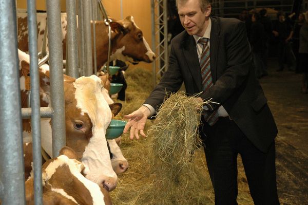 Premiér Leterme dostal přece jen víc kompetencí. Premiér Leterme dostal přece jen víc kompetencí.