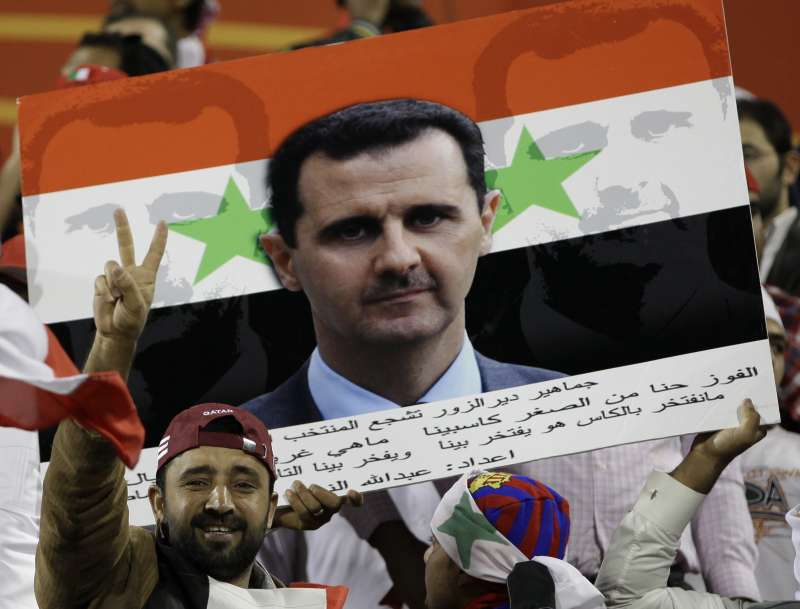 Syrský prezident Bašír Assad na plakátu fotbalových fanoušků.
