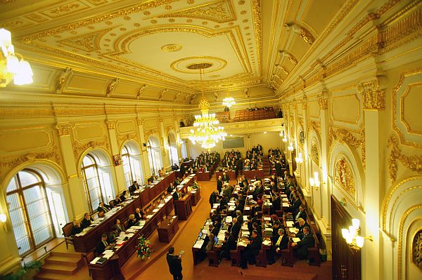 Poslanecká sněmovna už peníze na místní dotace nerozděluje. "Medvěda" zrušila, je krize.