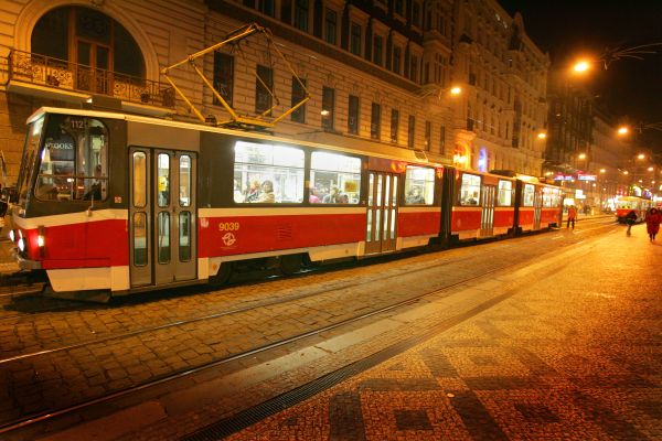 Noční tramvaj v Praze.
