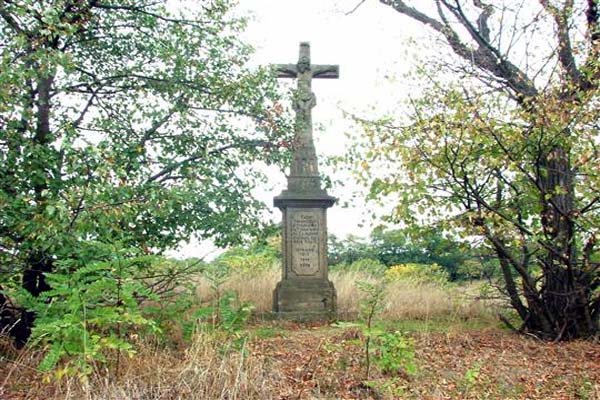 Kříž v obci Moravské Bránice (snímek z archivu obecního úřadu). V obci se odehrála vražda, za kterou ovšem vrah nebyl vůbec odsouzen.