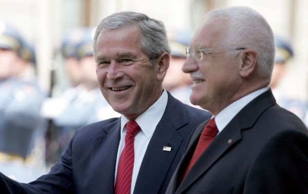 George Bush mladší (vlevo).