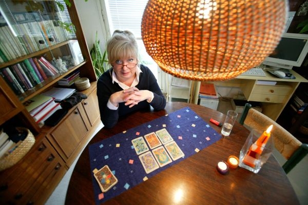 Krize si nevybírá a dostihla i kartáře a numerology.