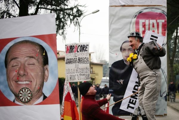 Berlusconiho premiérská židle se nebezpečně kývá.