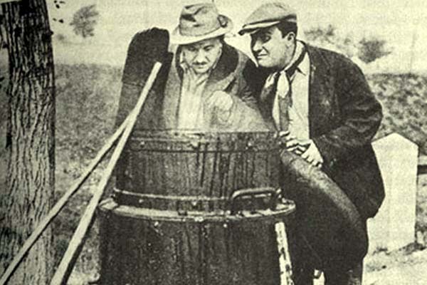 Werich s Voskovcem ve slavném filmu Hej rup! z roku 1934.