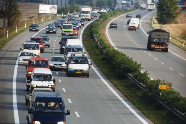 Chybějící úsek dálnice D8 se bude stavět v plném rozsahu a na pouhou rychlostní silnici se změní jen stěží.