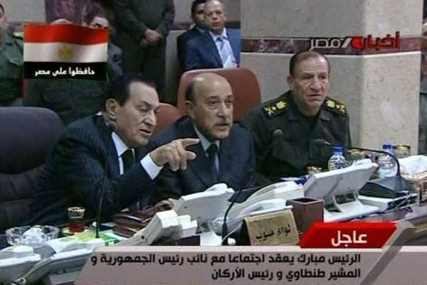 Egyptský viceprezident Umar Sulajmán (uprostřed) prý odmítl prezidentský úřad.