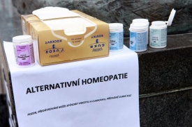 Homeopatické přípravky, které skeptici polykali, a cukrové kostky pro srovnání účinků.