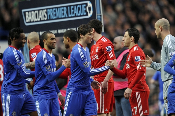 Fernando Torres (v modrém uprostřed) poprvé nastoupil za Chelsea.
