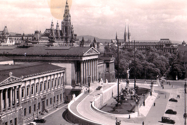 Říšská rada (parlament) ve Vídni. Tady si 7. února 1911 nadávali poslanci do opic a pitomců. Hodně křičeli i čeští klerikální poslanci bratři Myslivcové.