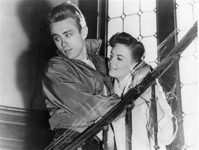 James Dean s Natalií Woodovou v Rebelovi bez příčiny.
