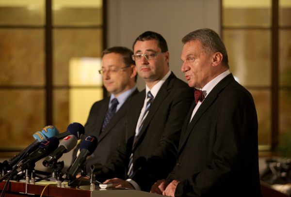 Boris Šťastný (uprostřed) se ohradil proti tvrzení Martina Engela v časopisu TÝDEN.