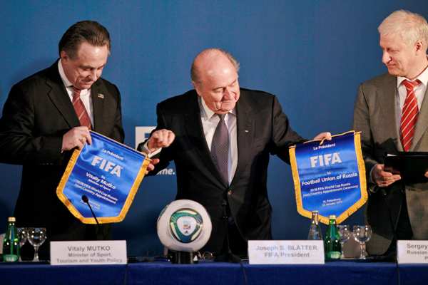 Šéf FIFA Sepp Blatter (uprostřed).