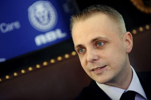 Bratr ministra dopravy a nynější šéf agentury ABL Matěj Bárta.