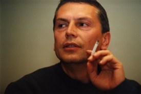 Zdenek Plachý s nezbytnou cigaretou.