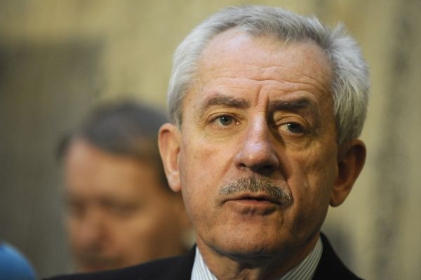 Státní nemocnice musejí z rozhodnutí ministra Hegera lékařům přidat.