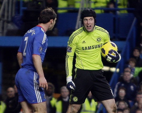 Petr Čech se dohaduje s Ivanovičem, kdo zavinil branku v zápase s Liverpoolem.