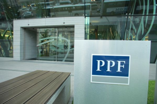 Skupina PPF nakupuje od akcionářů levné akcie Piraeus Bank