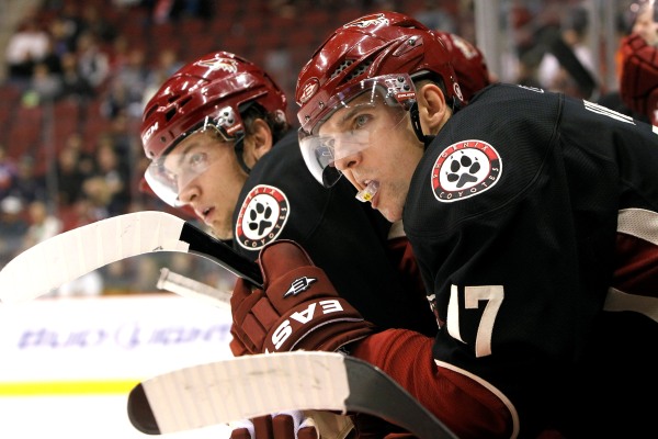 Čeští hokejisté Radim Vrbata (17) a Martin Hanzal se podíleli na výhře Phoenixu nad Coloradem.
