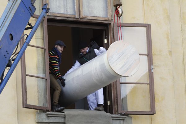 Stěhování Slovanské epopeje z Moravského Krumlova.