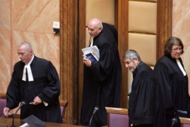 Premiér Nečas musí vysvětlovat přijetí státního rozpočtu v legislativní nouzi Ústavnímu soudu.