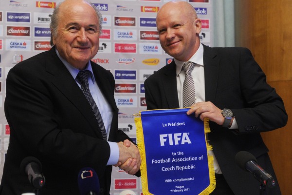 Šéf FIFA Sepp Blatter (vlevo) a předseda ČMFS Ivan Hašek.