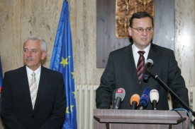 Premiér Petr Nečas (vpravo) a ministr zdravotnictví Leoš Heger. 