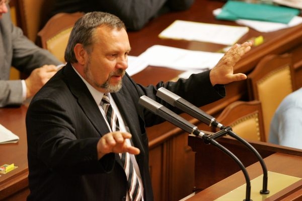 Podle předsedy poslanců KSČM Pavla Kováčika je myšlenka z kategorie hloupých nápadů. 