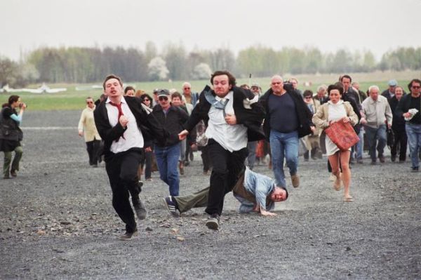 Klusák a Remunda a rozzuřený dav.