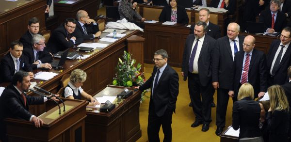 Poslancům se v novém roce snížil plat v průměru o 20 tisíc korun.