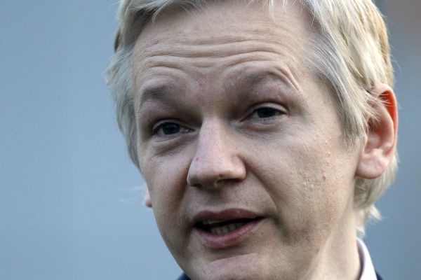 Spoluzakladatel WikiLeaks Julian Assange čelí obvinění ze znásilnění.