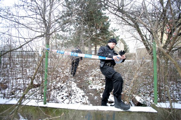 Pražští policisté hledají člověka, kterému patří taška a bunda nalezené nedaleko pravděpodobného místa zmizení devítileté Anny Janatkové.