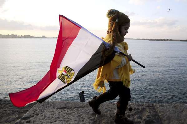 Chlapec s egyptskou vlajkou v Alexandrii. Opoziční vichr utichá.
