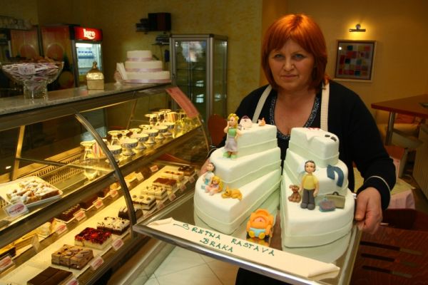 Cukrářka Tatjana Rebecová s rozvodovým dortem.
