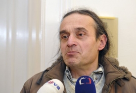 Odmítač dětského očkování Pavel Vavřička u Ústavního soudu v Brně.