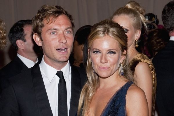 Jude Law a Sienna Millerová.