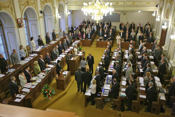 Sněmovna skončila jednání o hodinu dříve, komunisté svolali svůj poslanecký klub.
