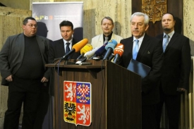 Vláda se nakonec rozhodla přihodit dvě miliardy, situace se však stále nelepší.
