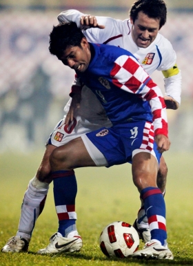 Tomáš Rosický v souboji s Edoardem Da Silvou.