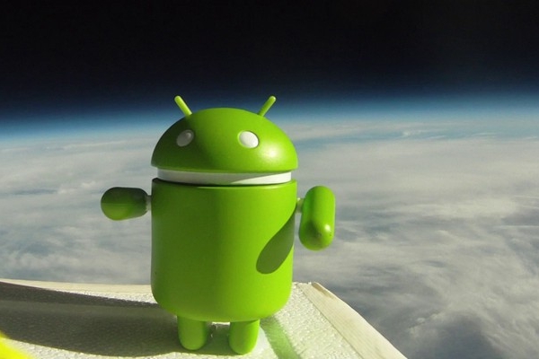 Android (operační systém i figurka robůtka, kterého má systém v logu) přečkal výlet bez úhony.