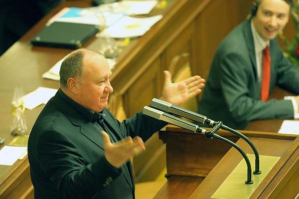 Poslanci si stěžují na ministra financí Miroslava Kalouska.