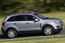 Boční pohled na Opel Antara.