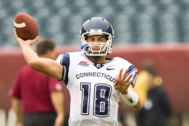 Johnny McEntee v dresu Connecticutu.