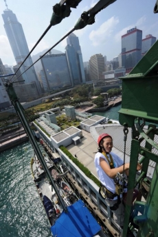 Hongkongští přístavní policisté jsou ve střehu, co aktivisté chystají.