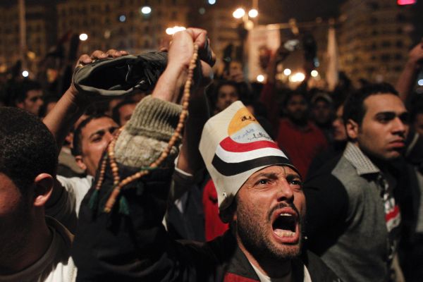 Protesty v Egyptě pokračovaly i v noci.