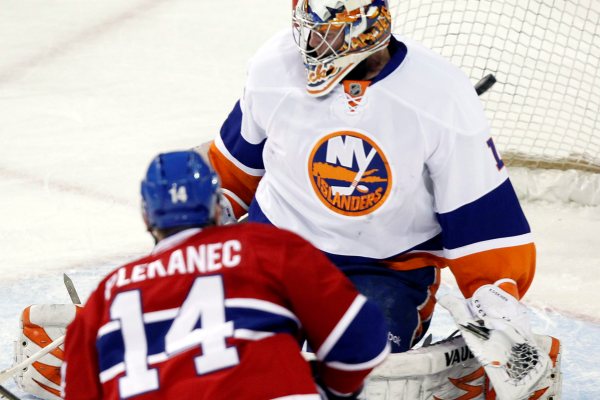 Tomáš Plekanec překonává Mikku Koskinena v brance Islanders.