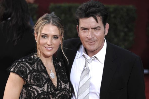 Brooke Muellerová a Charlie Sheen. 