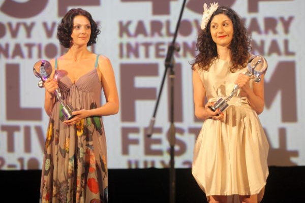 Sestřenice a herečky Klára a Martha Issovy.